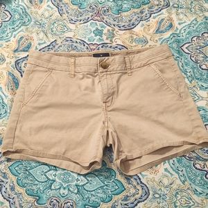 🌻American eagle khaki midi shorts 10